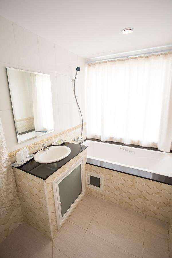 White House Hotel Tak Ngoại thất bức ảnh